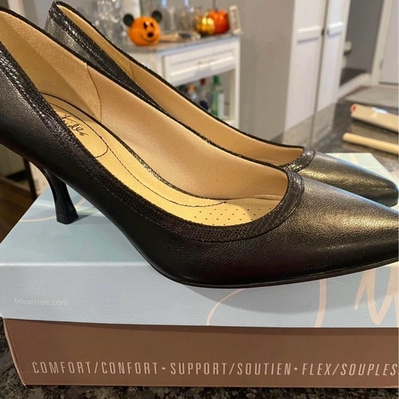 Black  Pumps - Picture 1 of 4